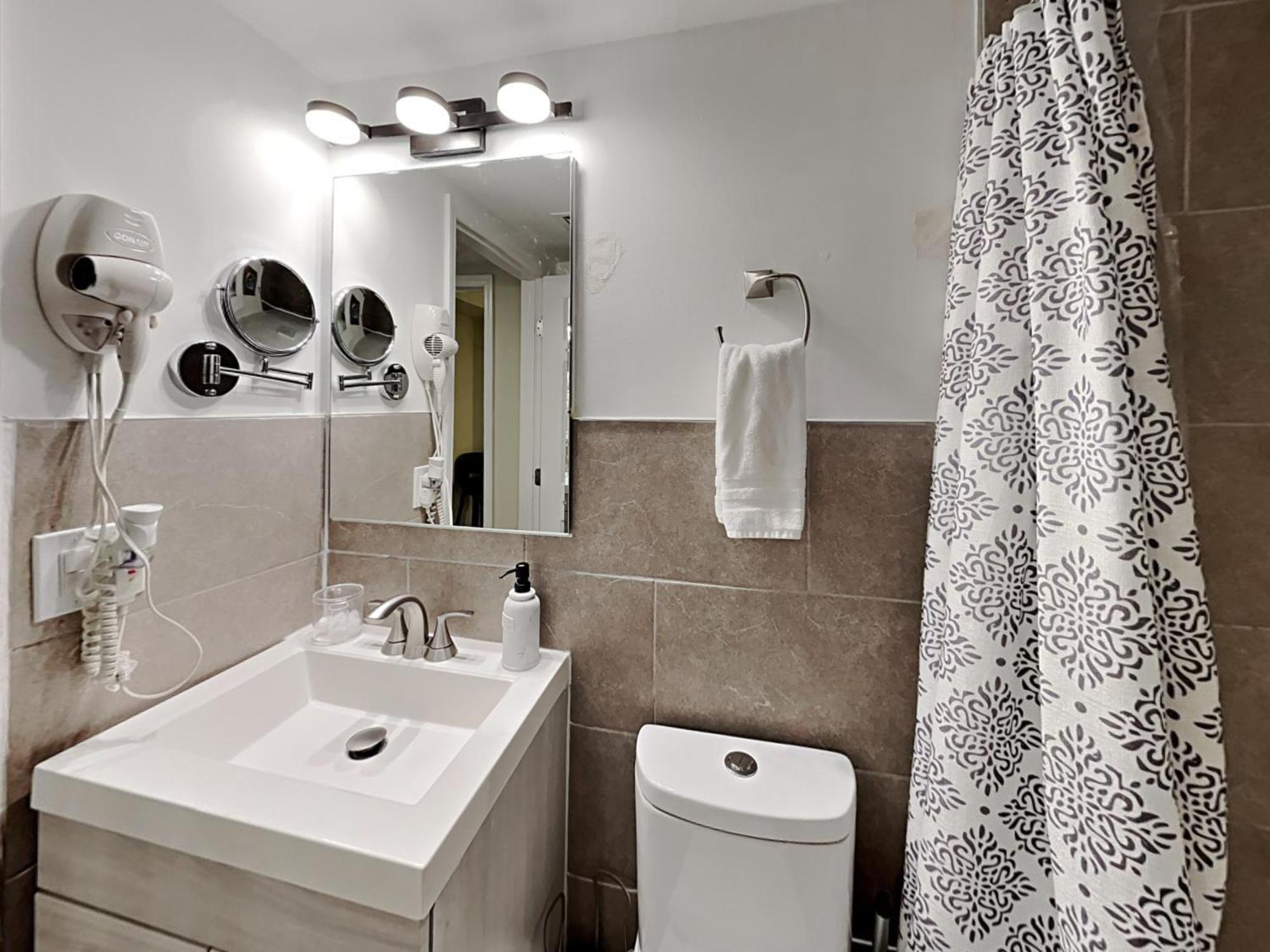 Private Rooms At Miami Centrally Located With Free Parking エクステリア 写真